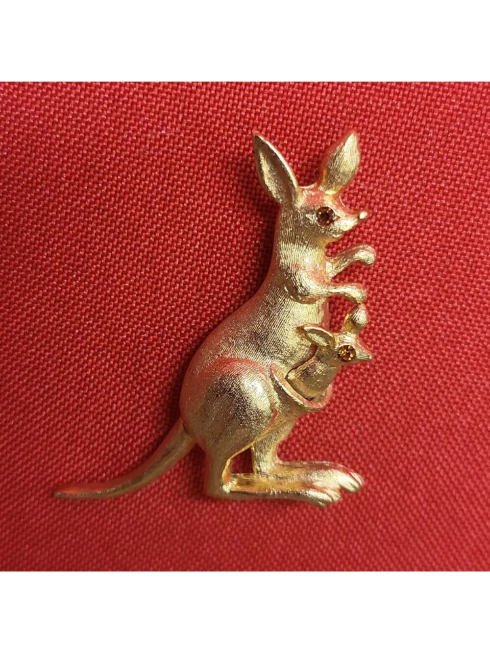 Vtg Avon Kangaroo & Baby Joey in Pouch Pin Brooch Jeweled Eyes Gold Tone 1975